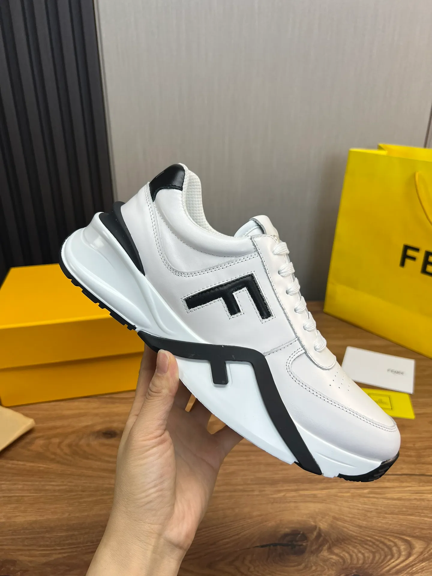 Men's shoes 💰520💰 Fendi [Fendi] hot style is on the market 🔥Fashionable casual men's shoes 🔱 Made of original cowhide + breathable mesh lining + sheepskin feet, perfect shape, top quality, you deserve it 🔜Original outsole, ultra-light, non-slip and wear-resistant 👣 Standard size 38-44 (customized in 45)